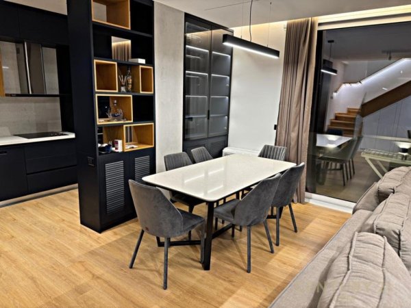 Tirane, jepet me qera apartament duplex 3+1 Kati 6, 220 m² 2.000 € (Selite)