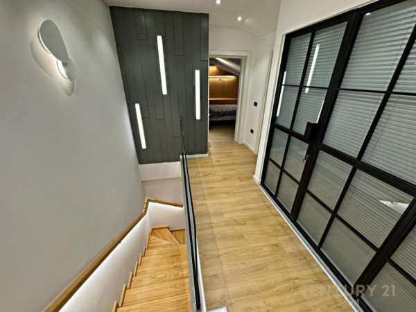 Tirane, jepet me qera apartament duplex 3+1 Kati 6, 220 m² 2.000 € (Selite)
