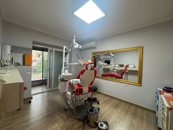 Tirane, jepet me qera ambjent biznesi Kati 2, 60 m² 750 € (Ish stacioni fundit i tr re)