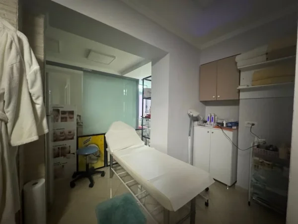 Tirane, jepet me qera ambjent biznesi Kati 2, 60 m² 750 € (Ish stacioni fundit i tr re)