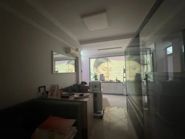 Tirane, jepet me qera ambjent biznesi Kati 2, 60 m² 750 € (Ish stacioni fundit i tr re)