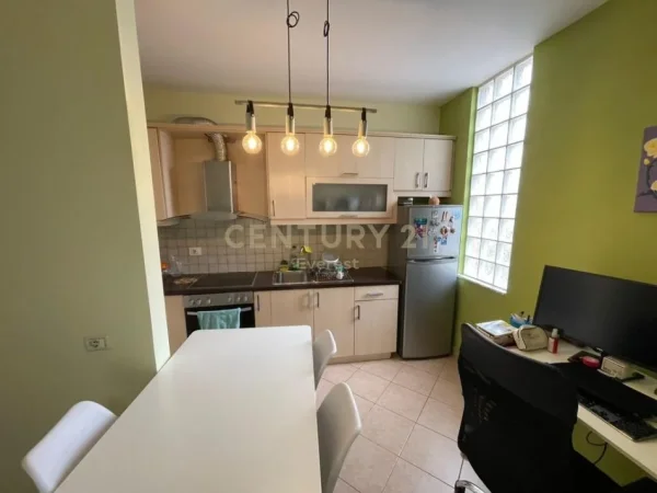 Tirane, jepet me qera apartament 1+1 Kati 3, 71 m² 600 € (Selvia)