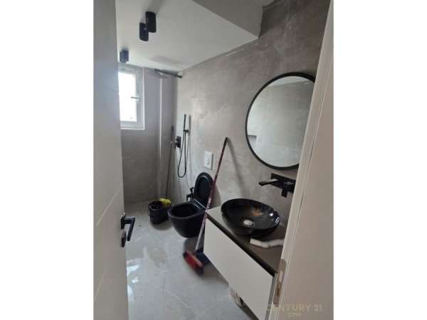 Tirane, jepet me qera apartament 2+1 Kati 3, 57 m² 600 € (PRANE KRYQEZIMIT 21 DHJETORI)