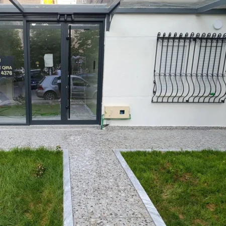 Tirane, jepet me qera ambjent biznesi Kati 1, 42 m² 500 € (Ish stacioni fundit i tiranes re)