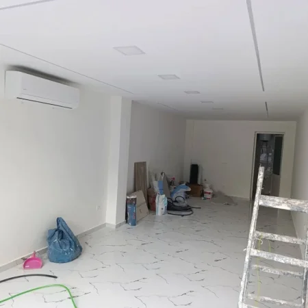 Tirane, jepet me qera ambjent biznesi Kati 1, 42 m² 500 € (Ish stacioni fundit i tiranes re)