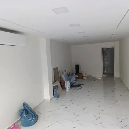 Tirane, jepet me qera ambjent biznesi Kati 1, 42 m² 500 € (Ish stacioni fundit i tiranes re)