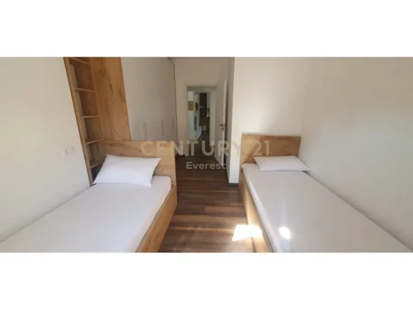 Tirane, jepet me qera 2+1 Kati 2, 99 m² 550 € 