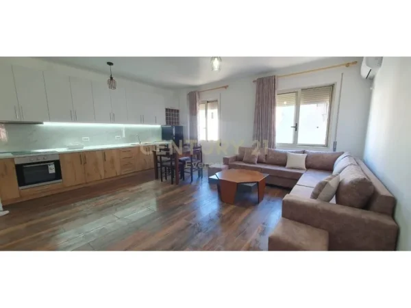 Tirane, jepet me qera apartament 2+1 Kati 2, 99 m² 550 € 