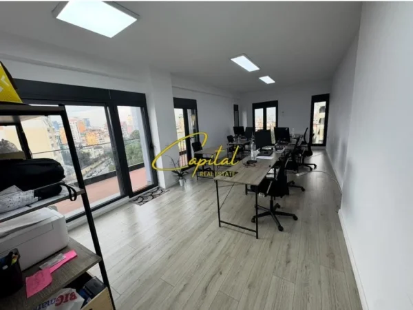 Tirane, jepet me qera ambjent biznesi Kati 7, 107 m² 900 € (RRUGA E ELBASANIT)