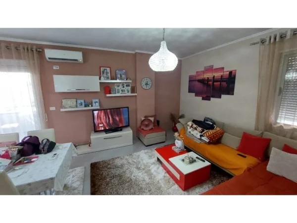 Tirane, jepet me qera apartament 2+1 , 450 € 