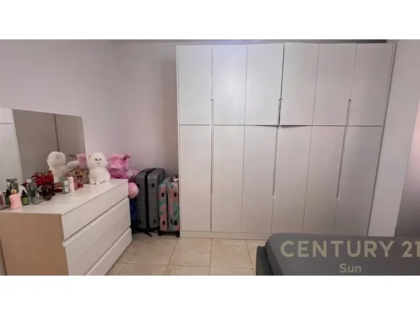 Tirane, jepet me qera apartament 1+1 Kati 8, 400 € 