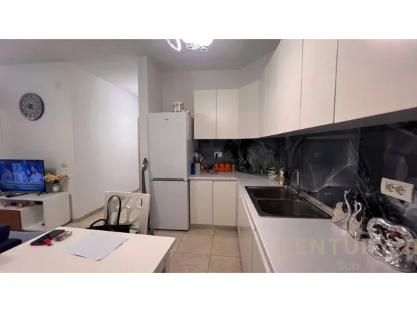 Tirane, jepet me qera apartament 1+1 Kati 8, 400 € 