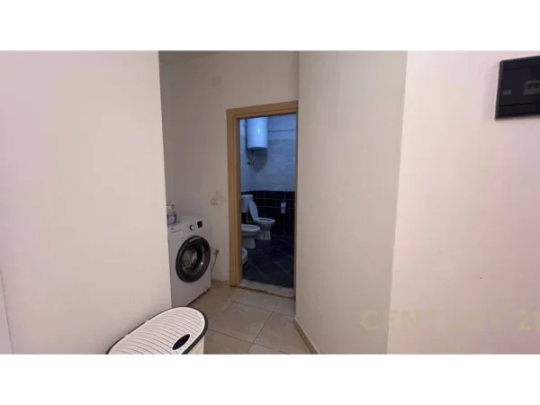 Tirane, jepet me qera apartament 1+1 Kati 8, 400 € 