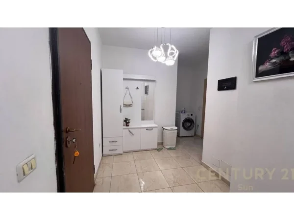 Tirane, jepet me qera apartament 1+1 Kati 8, 400 € 