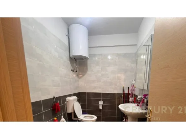 Tirane, jepet me qera apartament 1+1 Kati 8, 400 € 