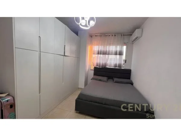 Tirane, jepet me qera apartament 1+1 Kati 8, 400 € 
