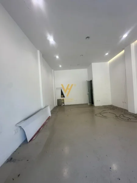 Tirane, jepet me qera ambjent biznesi Kati 0, 38 m² 1.500 € (RRUGA E BARRIKADAVE)