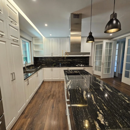 Tirane, jepet me qera Vile 5+1+Ballkon Kati 1, 803 m² 5.000 € (Akacia Hill)