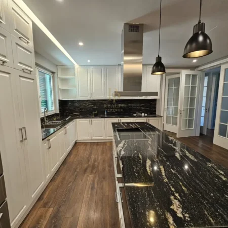 Tirane, jepet me qera Vile 5+1+Ballkon Kati 1, 803 m² 5.000 € (Akacia Hill)