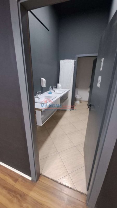 Tirane, jepet me qera ambjent biznesi Kati 0, 300 m² 2.500 € (21 Dhjetori)