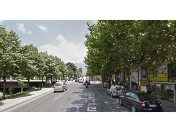 Tirane, jepet me qera ambjent biznesi Kati 0, 45 m² 850 € (Ali Demi)