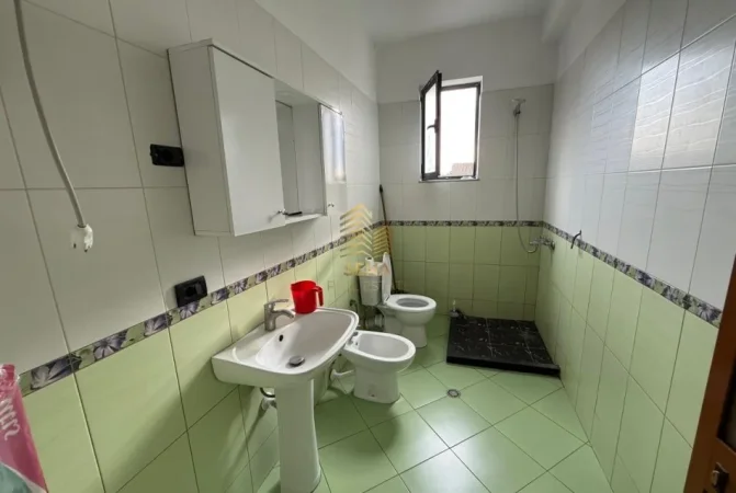 Tirane, jepet me qera apartament 2+1+Ballkon Kati 3, 100 m² 450 € (Prane Shkolles se Bashkuar)
