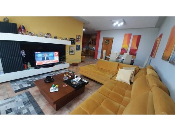 Tirane, shitet apartament 3+1+Ballkon Kati 5, 117 m² 170.000 € (Rruga e Dibrës, Tiranë)