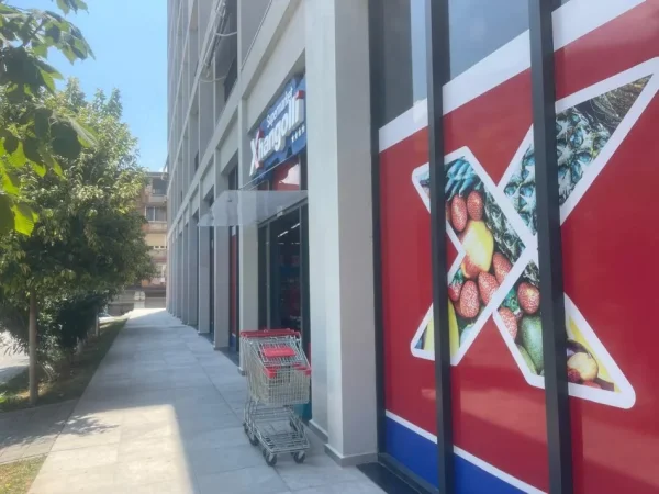 Tirane, shitet dyqan Kati 0, 668 m² 2.006.100 € (Rruga Kongresi i Manastirit)