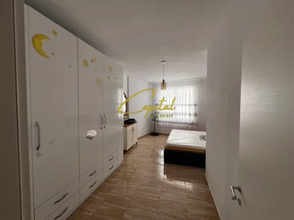 Tirane, jepet me qera apartament 3+1 Kati 5, 120 m² 600 € (ASTIR)