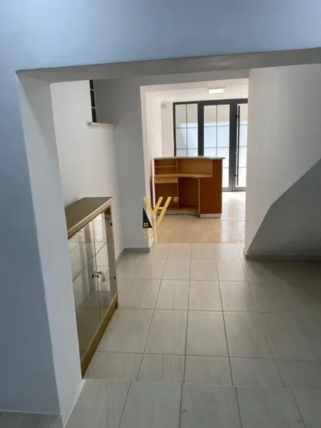 Tirane, jepet me qera ambjent biznesi Kati 1, 122 m² 1.500 € (MUZEU KOMBETAR)