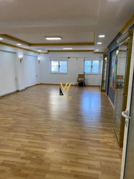 Tirane, jepet me qera ambjent biznesi Kati 1, 122 m² 1.500 € (MUZEU KOMBETAR)