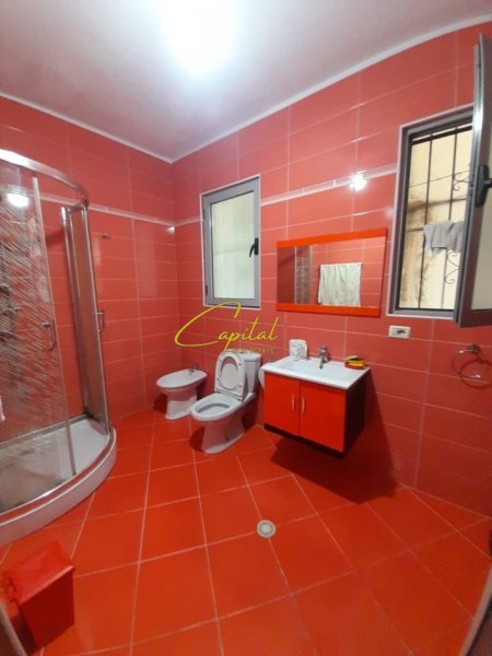 Tirane, jepet me qera apartament 1+1 Kati 1, 75 m² 350 € (FRESKU)