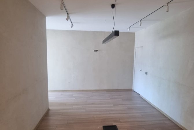 Tirane, jepet me qera zyre Kati 2, 106 m² 1.000 € (BLLOK)