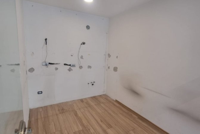 Tirane, jepet me qera zyre Kati 2, 106 m² 1.000 € (BLLOK)