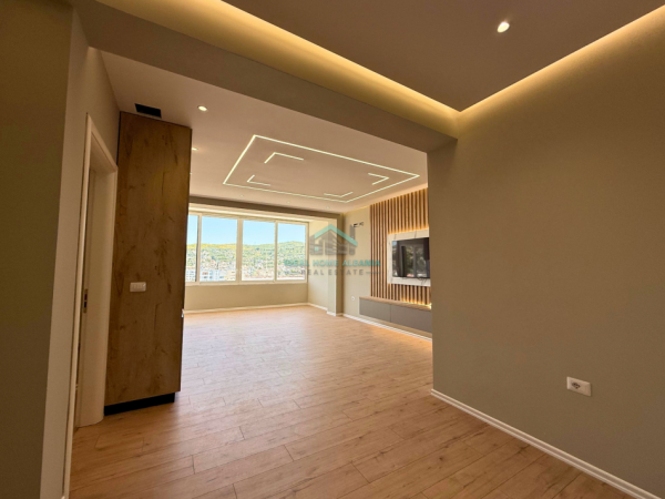 Vlore, shitet apartament+verande | Penthouse 2+1+Ballkon Kati 9, 132 m² 187.000 € (pranë Shkollës &quot;Halim Xhelo&quot;)