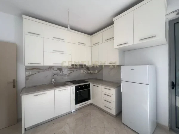 Tirane, jepet me qera apartament 2+1 Kati 3, 90 m² 450 € (Fresku)