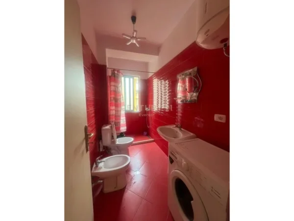 Tirane, jepet me qera apartament 2+1 Kati 3, 90 m² 450 € (Fresku)
