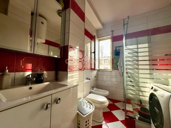 Tirane, shitet apartament 4+1+Ballkon Kati 6, 219 m² 300.000 € (Fresk, prane shkolles 17 Shkurti)