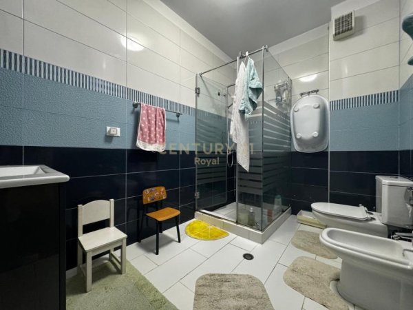 Tirane, shitet apartament 4+1+Ballkon Kati 6, 219 m² 300.000 € (Fresk, prane shkolles 17 Shkurti)