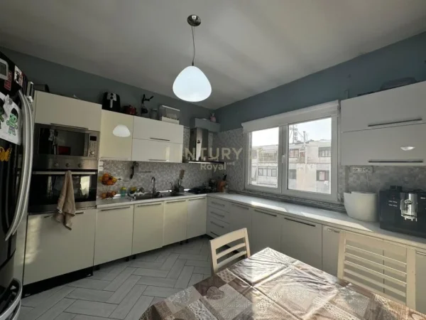 Tirane, shitet apartament 4+1+Ballkon Kati 6, 219 m² 300.000 € (Fresk, prane shkolles 17 Shkurti)