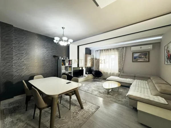 Tirane, shitet apartament 4+1+Ballkon Kati 6, 219 m² 300.000 € (Fresk, prane shkolles 17 Shkurti)