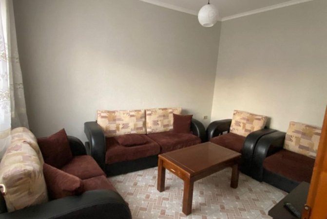 Tirane, jepet me qera apartament duplex 2+1 Kati 2, 120 m² 500 € (ALI DEMI)