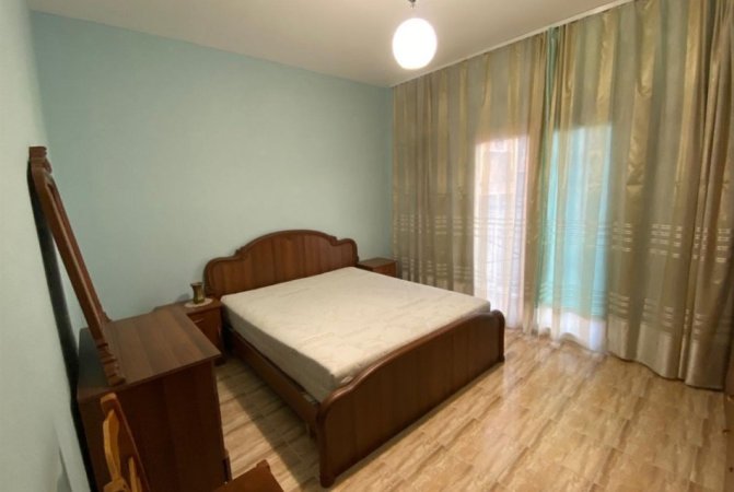 Tirane, jepet me qera apartament duplex 2+1 Kati 2, 120 m² 500 € (ALI DEMI)