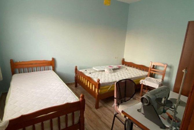 Tirane, jepet me qera apartament duplex 2+1 Kati 2, 120 m² 500 € (ALI DEMI)