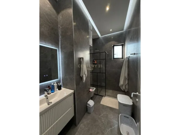 Tirane, shitet apartament+verande | Penthouse 3+1 Kati 5, 262 m² 300.000 € (Fresk)