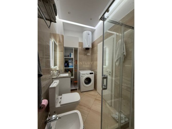 Tirane, shitet apartament+verande | Penthouse 3+1 Kati 5, 262 m² 300.000 € (Fresk)