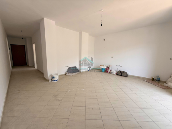 Vlore, shitet apartament 1+1+Ballkon Kati 8, 77 m² 97.000 € (Bulevardi &quot;IsmaiL Qemali&quot;)