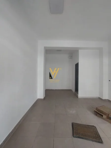 Tirane, jepet me qera zyre Kati 1, 25 m² 300 € (DONIKA CENTER)
