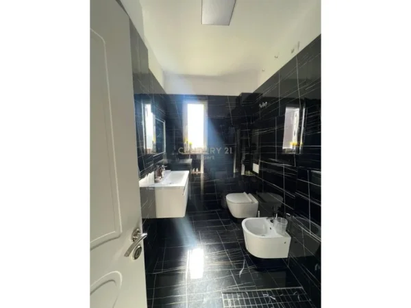 Tirane, jepet me qera apartament 2+1 Kati 5, 82 m² 800 € (Myslym shyri)