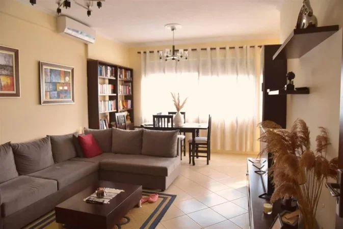 Tirane, jepet me qera apartament 1+1+Ballkon Kati 5, 75 m² 370 € (Bunk Art, Shkolla 17 Shkurti)